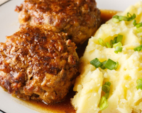 Não sabe o que fazer com a carne moída no congelador? Transforme em um polpetone recheado, suculento e cheio de sabor!