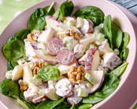 Você conhece a salada Waldorf? Faça em casa esse prato simples criado em HOTEL DE LUXO
