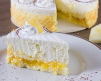 Bolo de abacaxi com creme