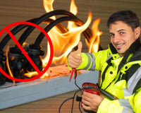 Falta tomada em casa e você usa e abusa do filtro de linha: aprenda com os eletricistas e evite perigos do mau uso