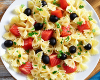 Esta é a melhor salada de macarrão saudável que você pode fazer com apenas três ingredientes e em 15 minutos