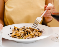 Que emocionante: ela jantou em um restaurante italiano e decidiu salvar o gerente do local