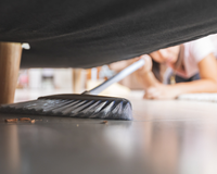 O truque perfeito para você varrer toda a poeira em pouco tempo antes da visita chegar (e não é colocar debaixo do tapete)!