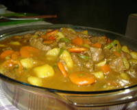 Carne ao curry com batatas e cenoura