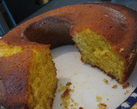 Bolo de fubá com coco e canela