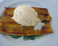 Banana da terra frita com açúcar, canela e sorvete de creme (Hotel Vila Naiá)