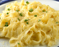 O segredo de chef para fazer um macarrão alfredo que nem de restaurante