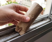 Experimente segurar um rolo de papel higiênico contra um parapeito de janela empoeirado: você descobrirá um truque muito útil!