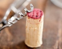 Antes de jogar a rolha de vinho fora, veja a dica do TudoGostoso para acabar com o mau cheiro na geladeira