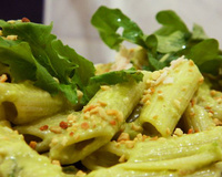 Salada de macarrão com pesto de rúcula: como fazer