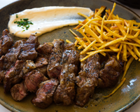 O restaurante que serve um único prato e não aceita reservas faz pessoas esperarem horas na fila