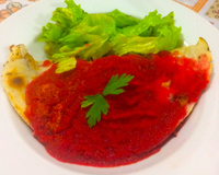 Panqueca vegana ao molho de beterraba