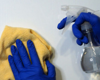 O poder do vinagre: 10 usos do vinagre branco na limpeza que vão te fazer aposentar os produtos caros