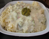 Macarrão ao molho de queijo e brócolis