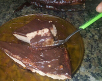 Bolo de chocolate e calda de chocolate