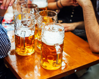 Quanto custa a cerveja e o chope na Oktoberfest Blumenau 2022: veja preços e cervejarias da festa