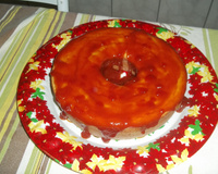 Bolo de fubá cozido com calda de goiabada