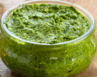 Esse pesto de rúcula simples é o molho que vai te dar desejo de salada todos os dias