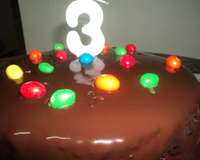 Bolo de chocolate com recheio de morango