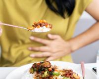 Sou médica especialista em saúde digestiva e garanto: essas são as três melhores dicas para evitar o inchaço ao comer