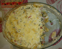 Ravióli ao molho branco com presunto e brócolis