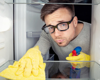 Pouca gente sabe, mas é assim que você deve limpar a geladeira para não estragar o revestimento interno