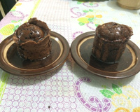 Bolo de caneca sem ovo com cobertura de chocolate