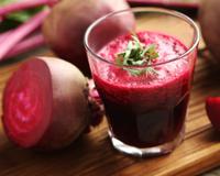 Beber suco de beterraba em jejum virou moda, mas bebida não é indicada para todo mundo