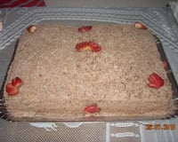 Bolo de chocolate com recheio de brigadeiro e coberto com chantilly