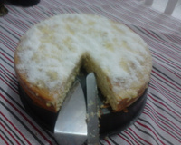 Bolo de laranja com cobertura de laranja.