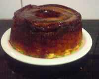 Bolo de iogurte e bananas carameladas