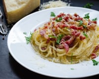 Macarrão à carbonara: aprenda a fazer a receita tradicional que vai deixar qualquer italiano orgulhoso