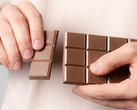 Chocolate à noite ajuda ou atrapalha o sono? Descubra o que acontece no seu corpo se você consumir um quadradinho à noite