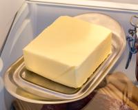 Manteiga aberta na geladeira estraga? Descubra se você está comendo alimento fora da validade