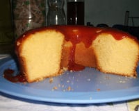 Bolo de milho com calda de goiabada