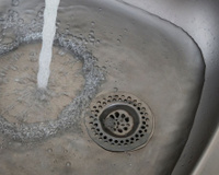 Especialistas afirmam que simplesmente despejar essa substância "desentope canos" de forma econômica, resolvendo grandes problemas por conta própria, sem precisar contratar um encanador caro!