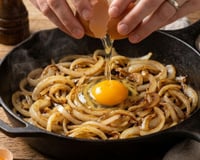 Com 1 cebola e 2 ovos: a receita fácil para preparar um jantar dourado e cremoso sem usar farinha