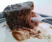 Bolo de chocolate com banana e nozes