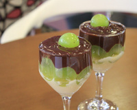 Bombom de uva na travessa