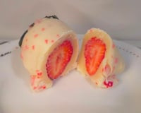 Morango cravejado: o bombom do amor viral com brigadeiro cremoso e coberto de pedacinhos crocantes