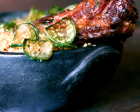 Costelinha braseada, com angu de milho verde e chips de jiló