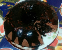 Bolo de chocolate e calda de chocolate
