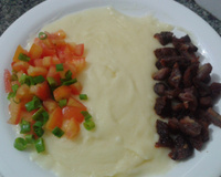 Pirão de aipim com carne de sol e salada