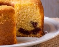 Bolo de fubá com goiabada e queijo