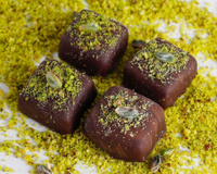 Delícia de pistache coberto por chocolate derretido