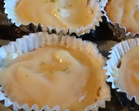 Bolinho de limão com cobertura de leite condensado