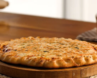 Pizza de pão de alho na frigideira FÁCIL: aprenda essa receita e garanta um lanche muito prático e saboroso