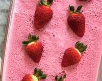 Gelatina cremosa com morangos