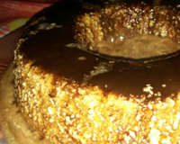 Pudim gelado com calda de chocolate