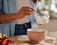 É assim que eu faço 1 litro de iogurte grego gastando menos de R$10: qualquer um consegue fazer